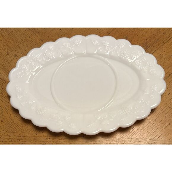 VINTAGE WESTMORELAND WHITE MILK GLASS PANELED GRAPE SAUCER/PLATTER - Picture 1 of 9